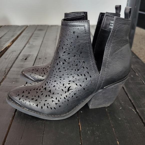 Not Rated Women's 7.5 For My Gals Black Perforated Booties Pointed Toe Notch - Picture 10 of 12